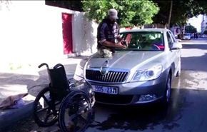 بالفيديو، فلسطيني مبتور الساقين يغسل السيارات