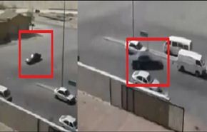 فيديو... مفحط يتسبب بسحق شخص بين سيارتين