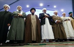 بالصور..اقامة صلاة موحدة بين الشيعة والسنة بمؤتمر الوحدة