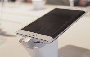 هاتف ذكي بشاشة منحنية على كلا جانبيه