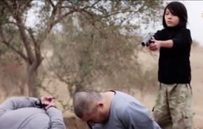کودک داعشی دو قزاق را اعدام کرد + عکس