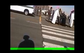 فيديو/السعودية الوحيدة بالعالم...تقطع رأس إمرأة وسط الشارع