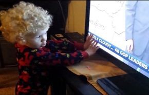 ماذا فعل طفل لإيقاف شريط أسفل شاشة التليفزيون؟ فيديو