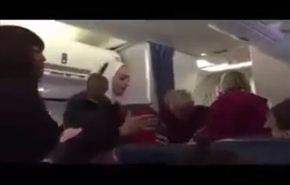 فيديو لمحجبة تتعرض للتمييز العنصري على متن طائرة أميركية