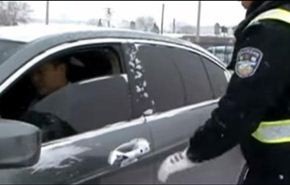 بالفيديو... شرطي يوقف سائق هارب بطريقة جنونية