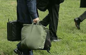 بالصور؛ ما سر الحقيبة السوداء التي تتبع الرئيس الأميركي؟