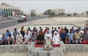 نماز خواندن بحرینی‌ها در مساجد ویران شده + عکس