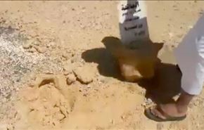 حمله مبلغ سعودی به سنگ قبر مردگان + فیلم