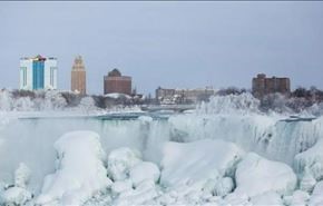 آبشار نیاگارا بر اثر سرمای کم‌سابقه یخ بست + عکس