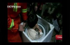 بالفيديو.. إنقاذ طفل صيني انحشر في غسالة ملابس