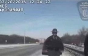 فيديو.. شرطي مرور ينقذ سائقا من موت محتم