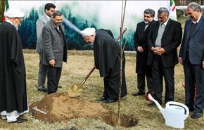 في یوم التشجیر..الرئيس الايراني یغرس شجرة+صور