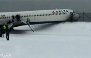 سُر خوردن هواپیمای آمریکایی بر روی باند +ویدیو