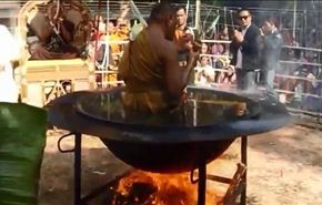 بالفيديو .. راهب يجلس في زيت مغلي ممارساً طقوسه !