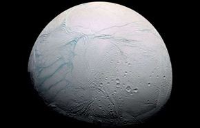 إكتشاف منابع المياه الساخنة على القمر إنسيلادوس