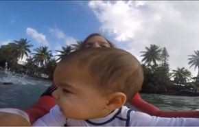 شاهد طفل عمره 9 أشهر يهوى ركوب الأمواج