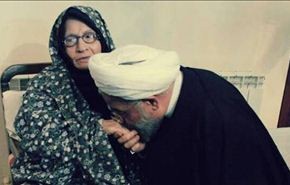 الرئيس الايراني يتلقى التعازي في وفاة والدته