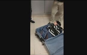 فيديو... رجل يهرب إمرأة في حقيبة سفر