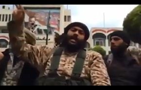 فيديو/قیادي بالنصرة يفرح بالسيطرة على ادلب فتسقط قربه قذيفة!
