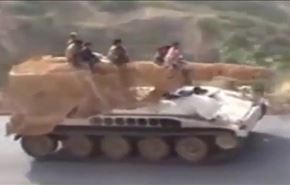 بالفيديو؛ اليمنيون يغنمون دبابات سعودية في الحرب السادسة