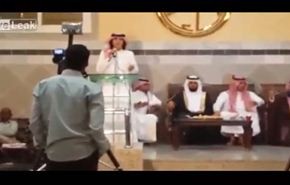 بالفيديو.. سعودي يسقط ميتاً أثناء غنائه!