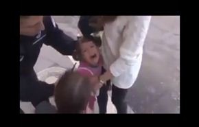 فيديو لطفلة سورية تصاب بالهلع خوفا من شرطي تركي