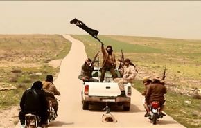ویدیو؛ داعش جنازه سرباز سوری را با خودرو می‌کشد
