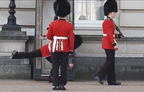 اعتصاب محافظان کاخ ملکه انگلیس و افتادن یکی از آنان! + ویدیو