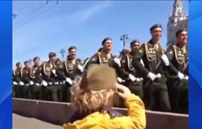 بالفيديو.. جنود روس يؤدون تحية عسكرية لطفل