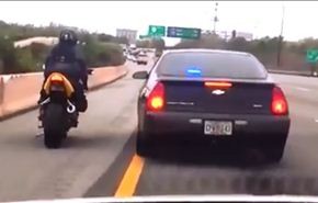 بالفيديو.. شاهد كيف هزم سائق دراجة نارية الشرطة فى مطاردة قياسية