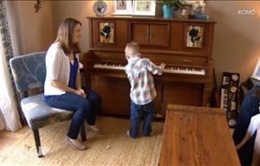 بالفيديو.. طفل ضرير يبدع في عزف البيانو