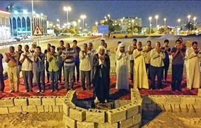 بحرينيون يصلون في ارض مسجد هدمه النظام عام 2011