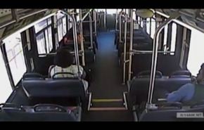 شاهد ركاب ينجون في آخر لحظة من اصطدام قطار بحافلة