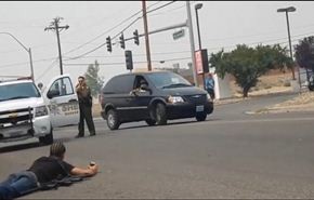 بالفيديو.... عنصرية الشرطة الاميركية ضد السود