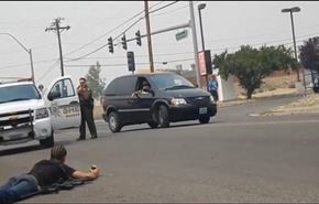 ویدئو؛ برخورد پلیس آمریکا با سیاهان و سفید پوستان را ببنید