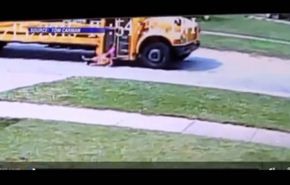 بالفيديو.. حافلة مدرسية تسحل تلميذة