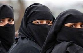 هيئة الأمر بالمعروف السعودية توبخ امرأة لعدم ارتدائها قفازات