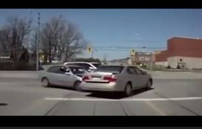 بالفيديو.. حادث تصادم بين 3 سيارات ينتهي بطرافة