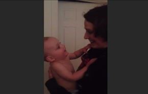 فيديو طريف لطفل يشاهد خالته التوأم لأول مرة!