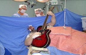 برازيلي يعزف على الجيتار أثناء إجراء عملية له بالمخ