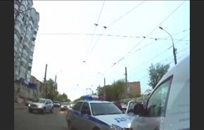 شاهد كيف اوقفت الشرطة سيارة مسروقة بهذه الطريقة ؟!