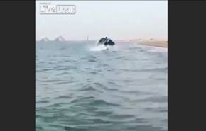 فيديو... متهور يقود سيارته على اطارين في البحر