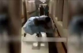 فيديو لمشاجرة عنيفة بين مريضين بملابس العمليات بسبب ...