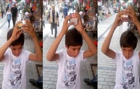 طفل سوري يحل مكعب 