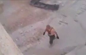 بالفيديو؛ لحظة استسلام داعشي مصري لأكراد عين العرب