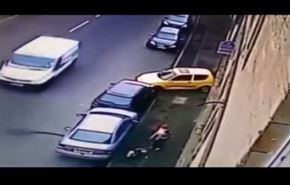 حادثه هنگام پارک کردن خودرو + فیلم