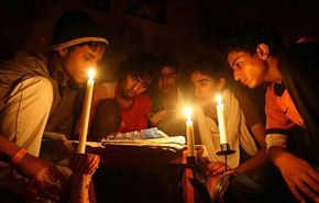 بالفيديو.. اليمن يعاني من انقطاع التيار الكهربائي بسبب العدوان السعودي