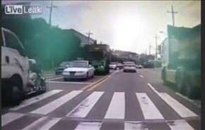بالفيديو... لحظة دهس شاحنة جمع قمامة مركبتين