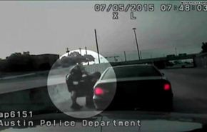 شاهد شرطي يوقف سيارة لمخالفة السائقة فينقذ حياتها