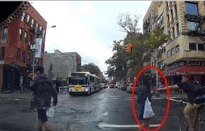 شاهد لحظة سرقة هاتف امرأة بأحد شوارع نيويورك